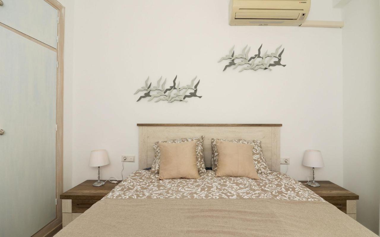 Family Walking Distance To The Sea And Amenities *