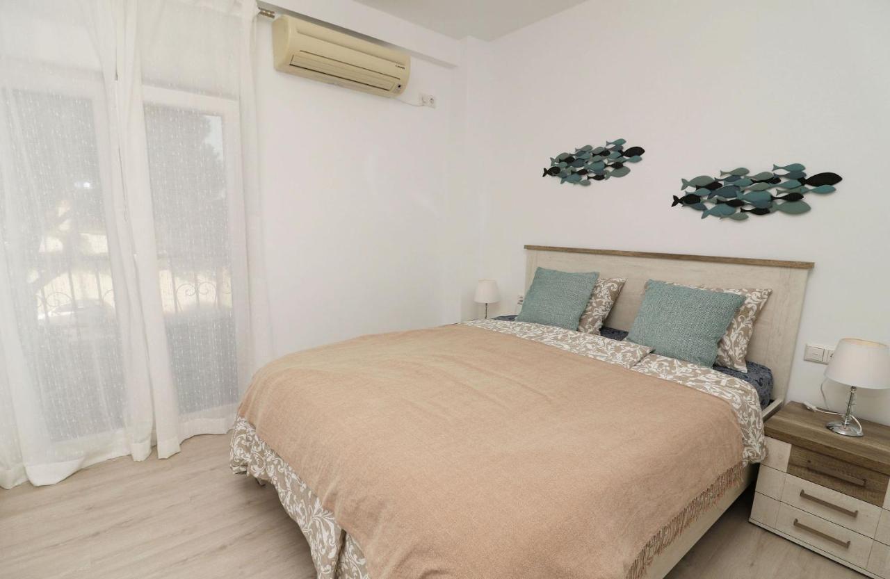 Family Walking Distance To The Sea And Amenities Apartment