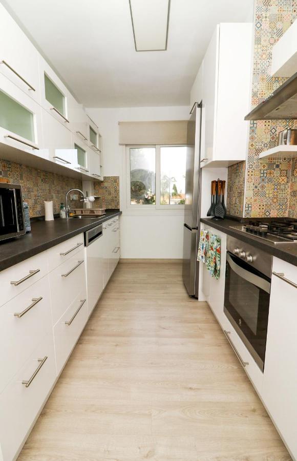 Family Walking Distance To The Sea And Amenities Apartment